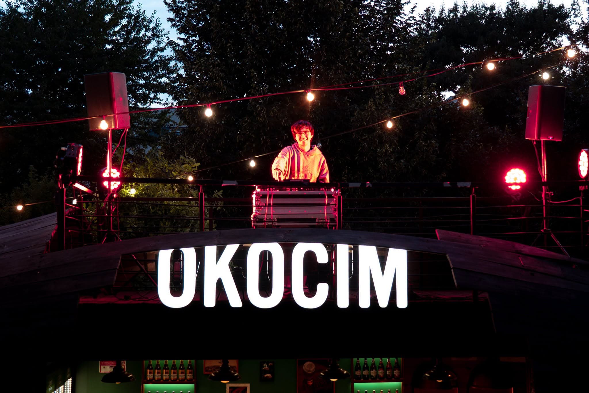 DJ grający energetyczny set pod gołym niebem
