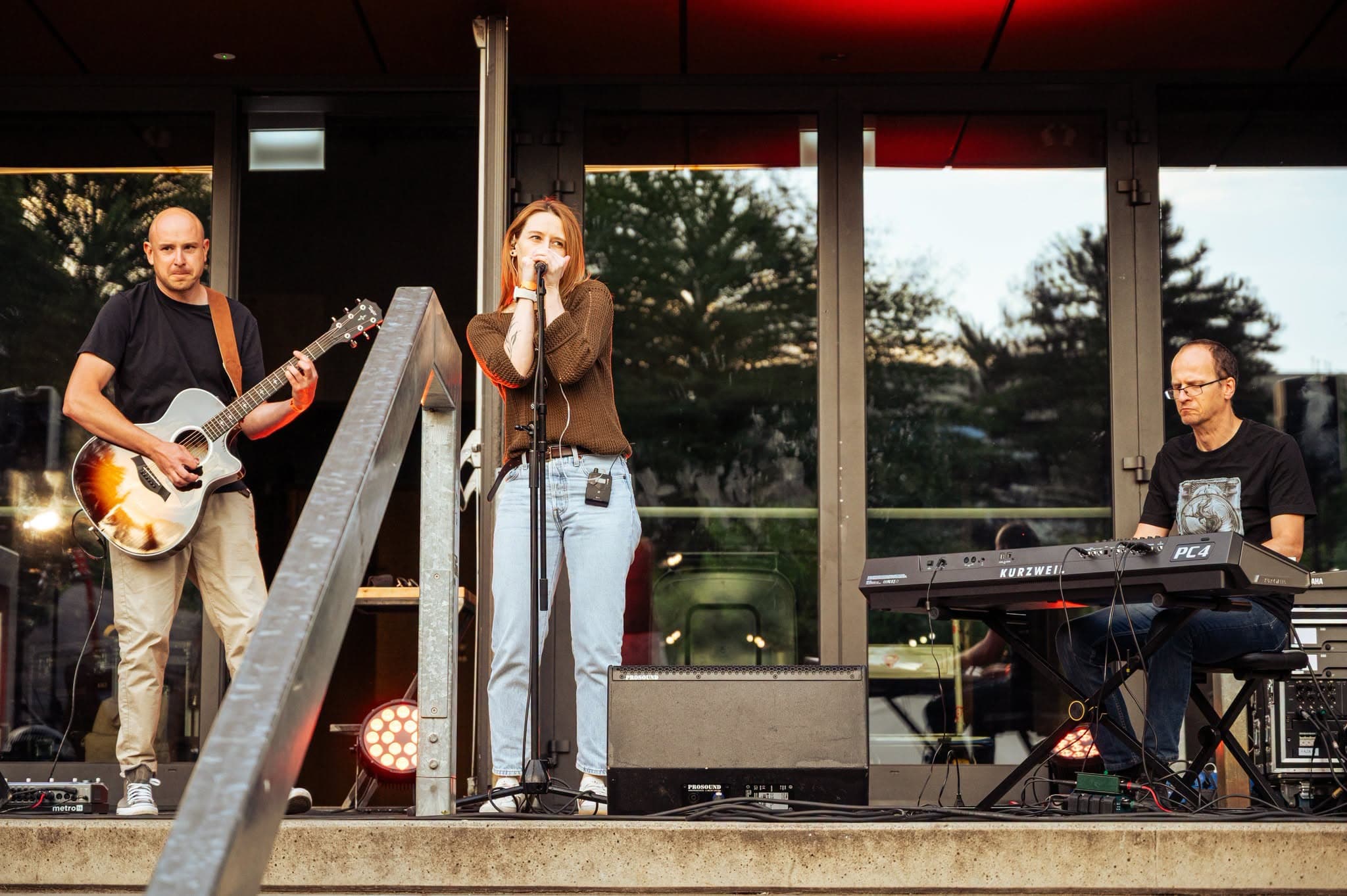 Koncert muzyki na żywo w letni piątkowy wieczór